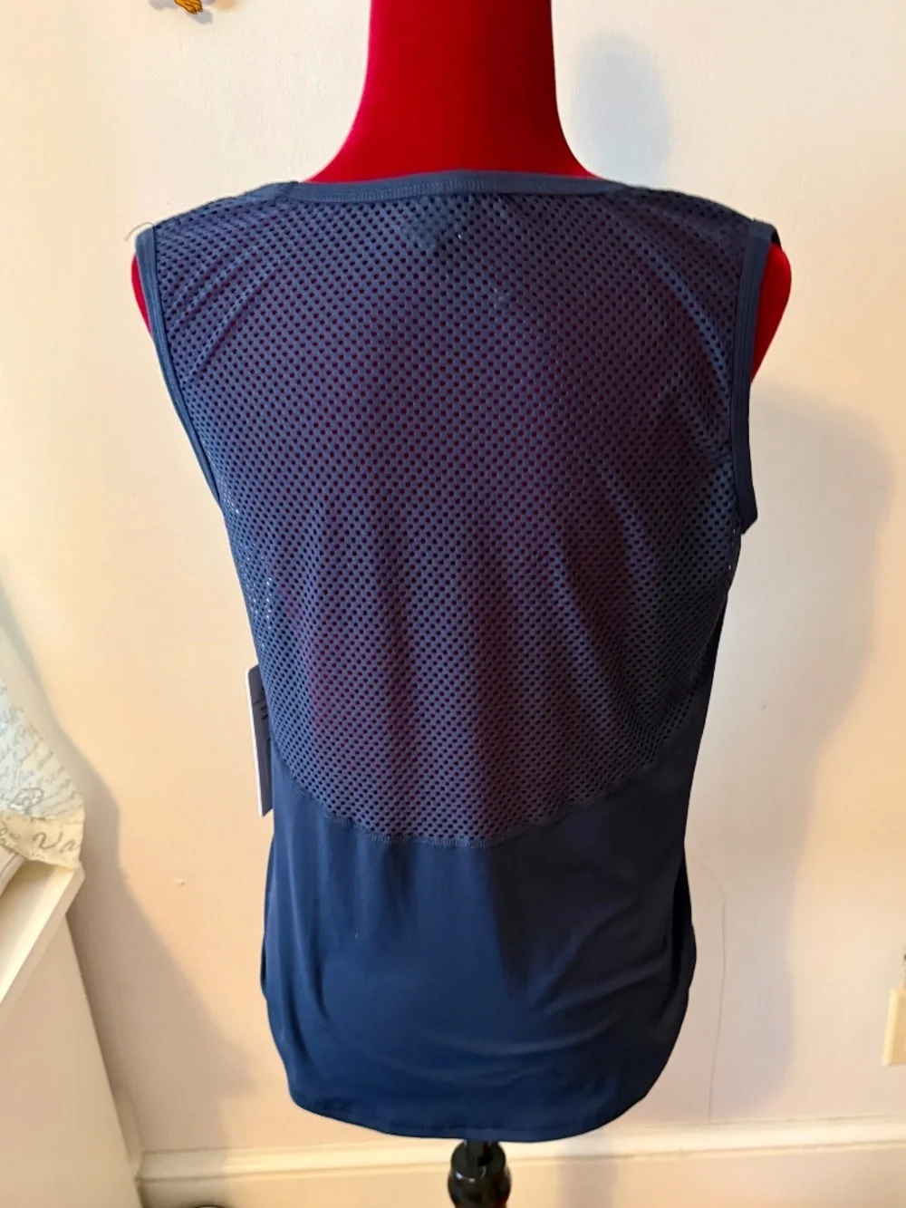 Yogalicious Wms Sleeveless Athletic Top Size Med NWT - Picture 2 of 6